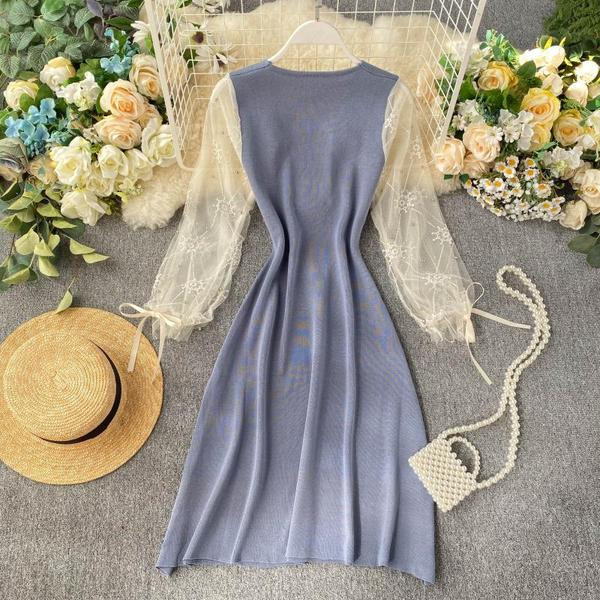 Modern női ruha csipkeujjal, többféle színben