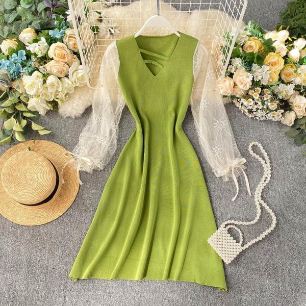 Modern női ruha csipkeujjal, többféle színben