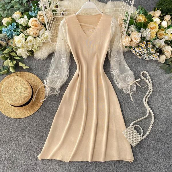 Modern női ruha csipkeujjal, többféle színben