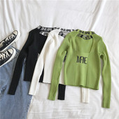 Bluză de damă modernă în trei culori cu inscripții și decolteu O