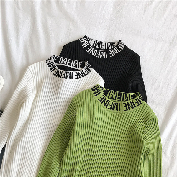 Bluză de damă modernă în trei culori cu inscripții și decolteu O