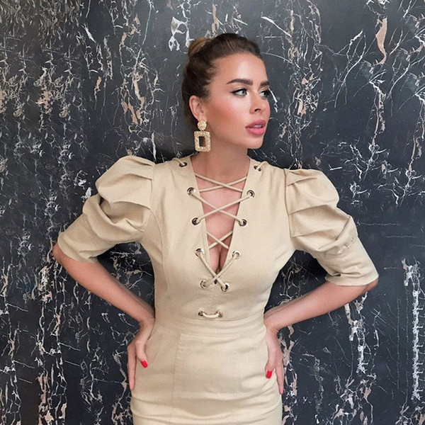 Modern női rövid ruha 3/4-es ujjal és bézs színű megkötővel
