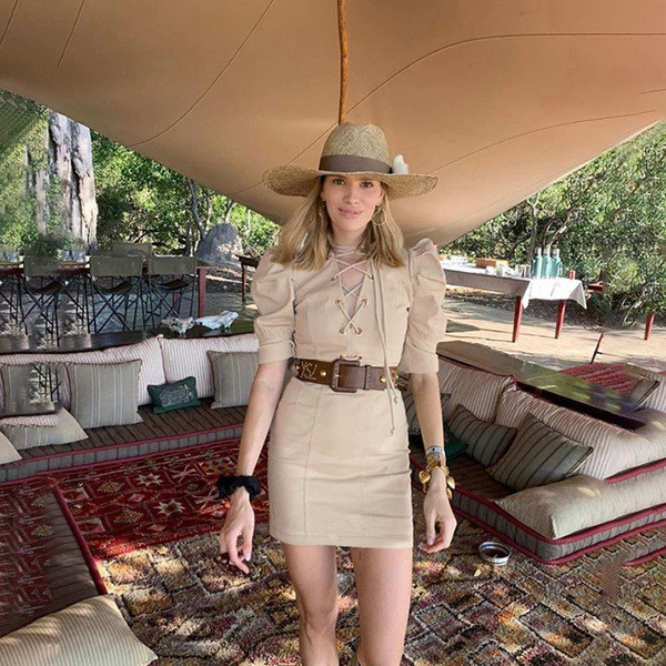 Modern női rövid ruha 3/4-es ujjal és bézs színű megkötővel