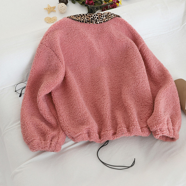 Μοντέρνο γυναικείο πουλόβερ με λαιμόκοψη σε διάφορα χρώματα