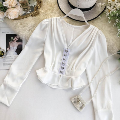 Κομψό γυναικείο πουκάμισο με V-neck και μεταλλικό στοιχείο