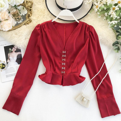 Κομψό γυναικείο πουκάμισο με V-neck και μεταλλικό στοιχείο