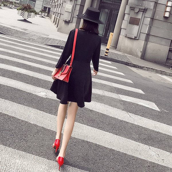 Stílusos női ruha 7/8-as ujjal és V-nyakú - szabású fekete modell