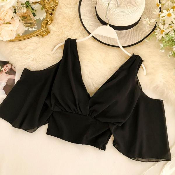 Modern női felső csupasz vállrészekkel fehér és fekete színben