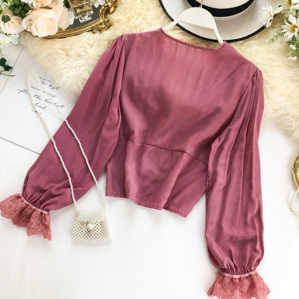 Modern női ing csipkével és spitz nyakkivágással, különböző színekben