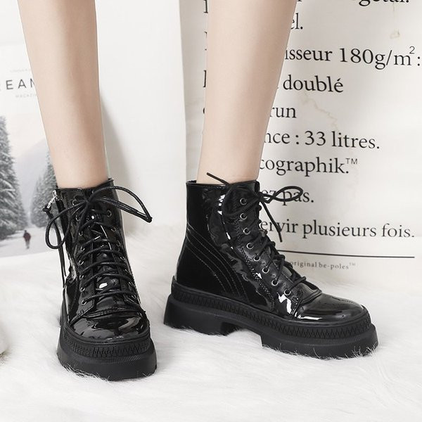 Modern női bőrcsizma fűzővel és vastag talppal, fekete színben