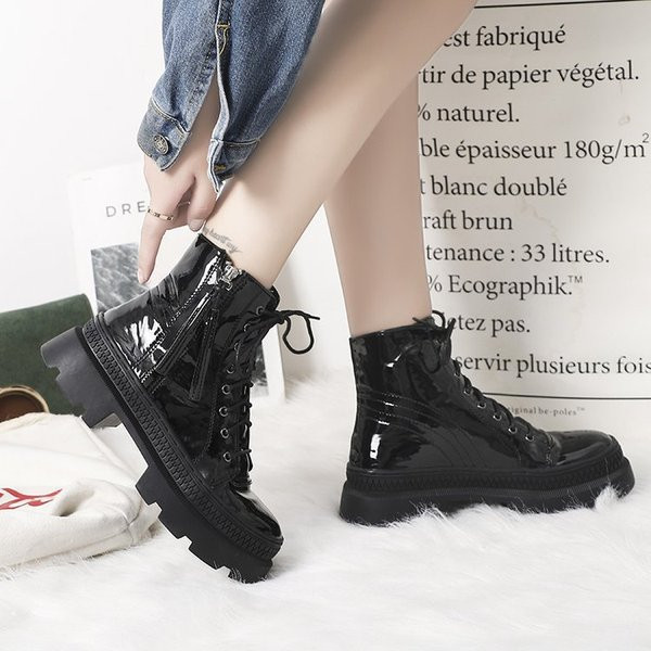 Modern női bőrcsizma fűzővel és vastag talppal, fekete színben