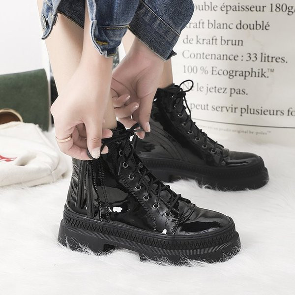 Modern női bőrcsizma fűzővel és vastag talppal, fekete színben