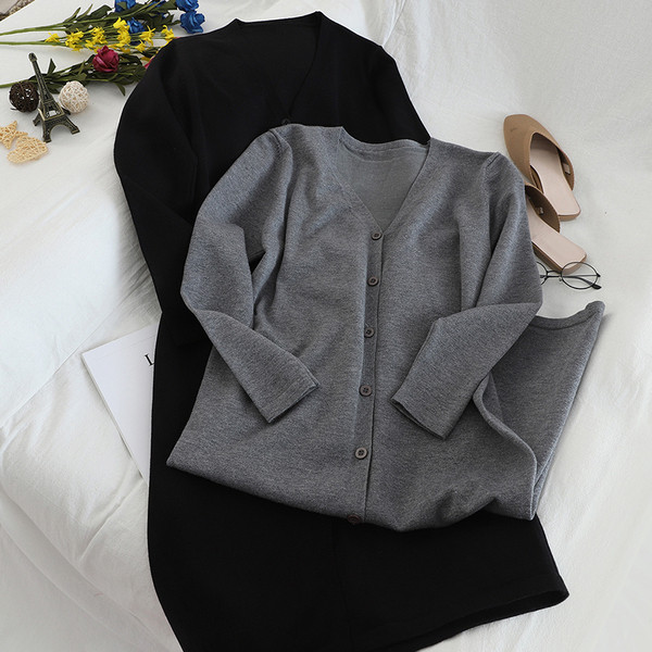 Alkalmi női ruha spitz nyakkivágással és gombokkal fekete és szürke színben