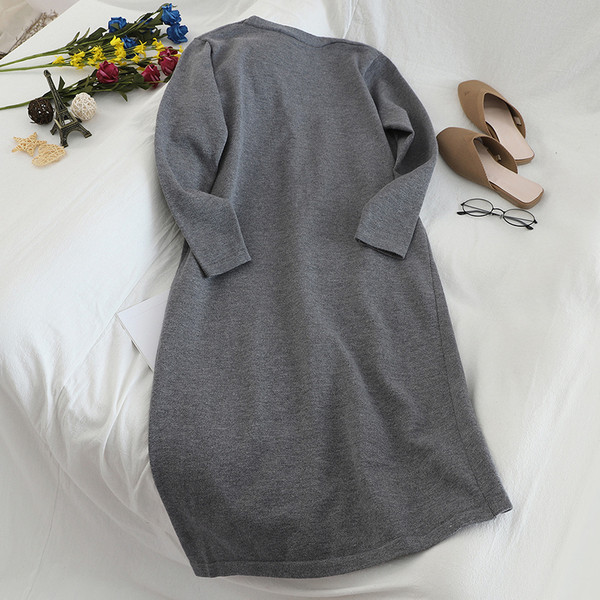 Alkalmi női ruha spitz nyakkivágással és gombokkal fekete és szürke színben