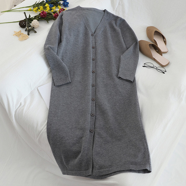 Alkalmi női ruha spitz nyakkivágással és gombokkal fekete és szürke színben