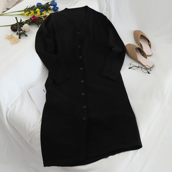 Alkalmi női ruha spitz nyakkivágással és gombokkal fekete és szürke színben