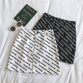 Modern női szoknya fekete-fehér színben, feliratokkal