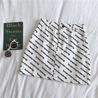 Modern női szoknya fekete-fehér színben, feliratokkal