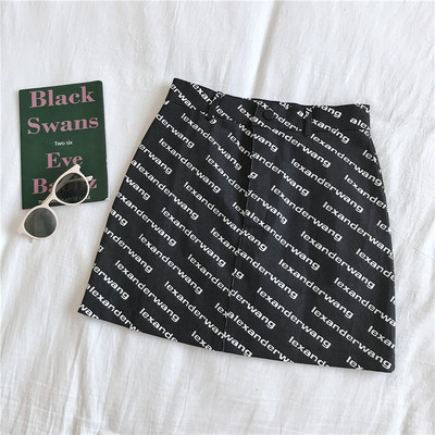 Modern női szoknya fekete-fehér színben, feliratokkal