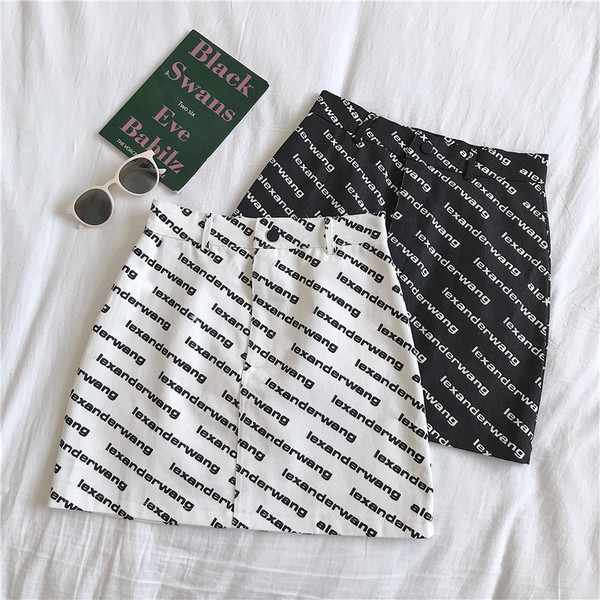 Modern női szoknya fekete-fehér színben, feliratokkal