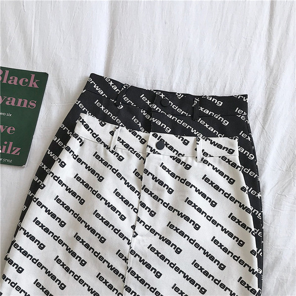 Modern női szoknya fekete-fehér színben, feliratokkal