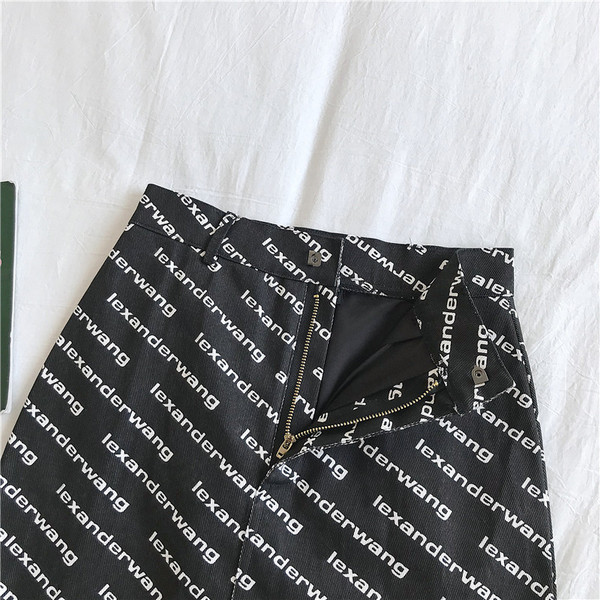 Modern női szoknya fekete-fehér színben, feliratokkal