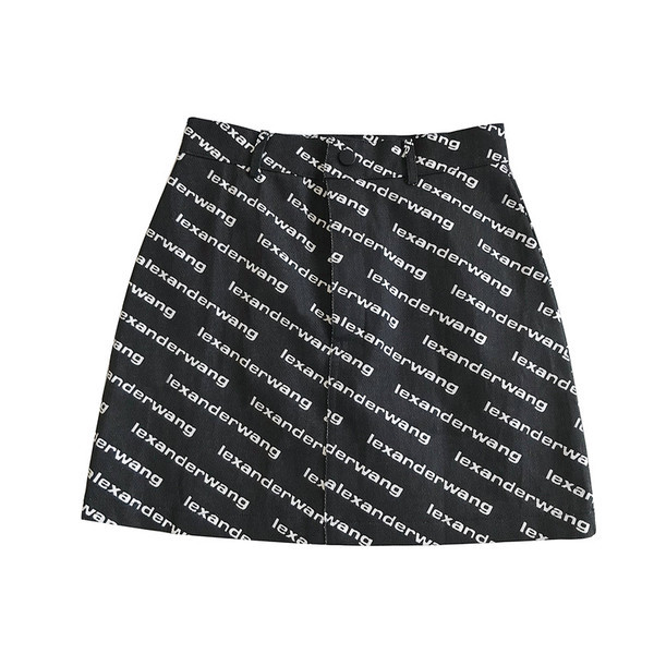 Modern női szoknya fekete-fehér színben, feliratokkal