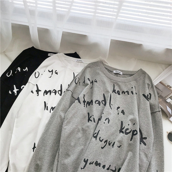 Bluză de damă cu inscripții și decolteu O în trei culori