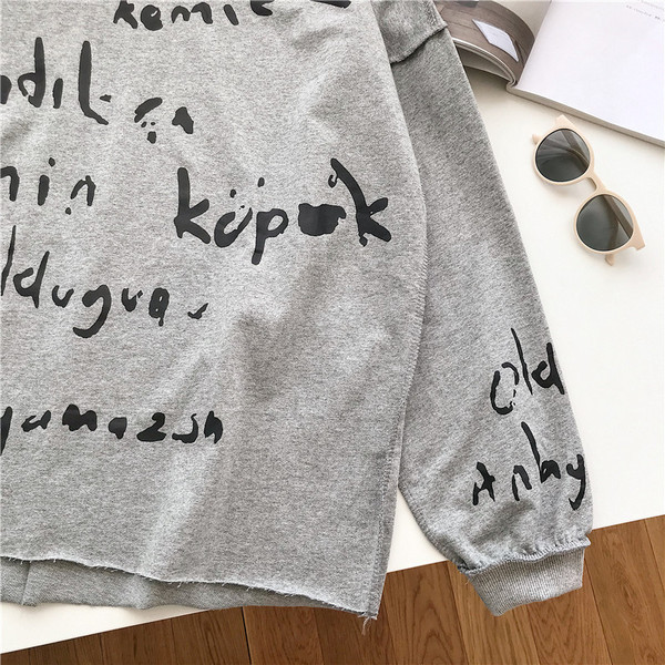 Bluză de damă cu inscripții și decolteu O în trei culori