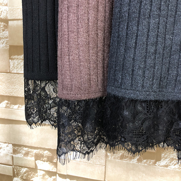 Hosszú női szoknya kordbársony mezből, csipkével és hasítékkal