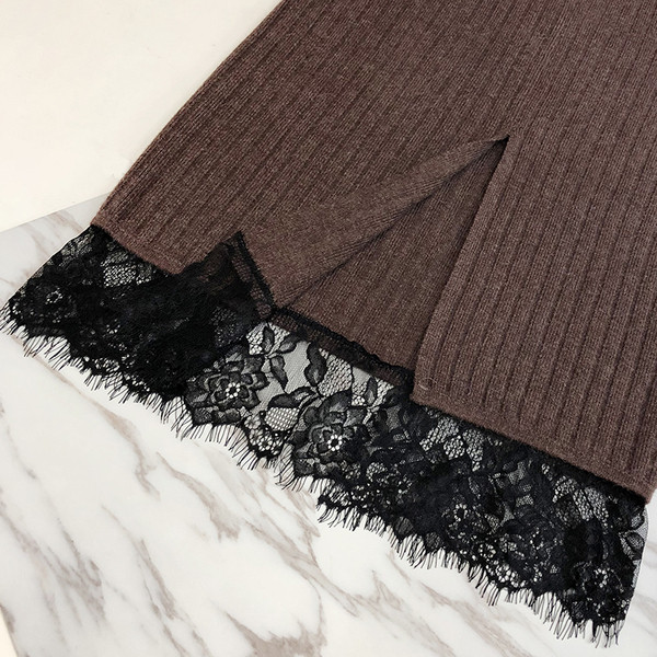 Hosszú női szoknya kordbársony mezből, csipkével és hasítékkal