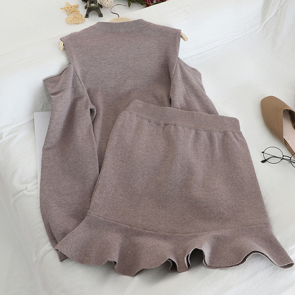 Set de pulover de dama modern cu umerii goi si fusta in mai multe culori