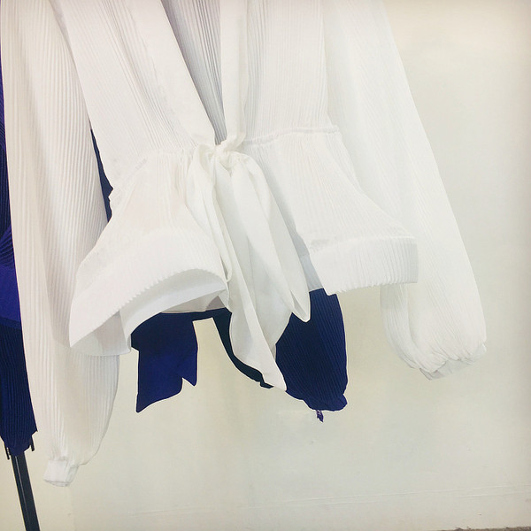 Modern női ing mély spitz nyakkivágással - többféle színben