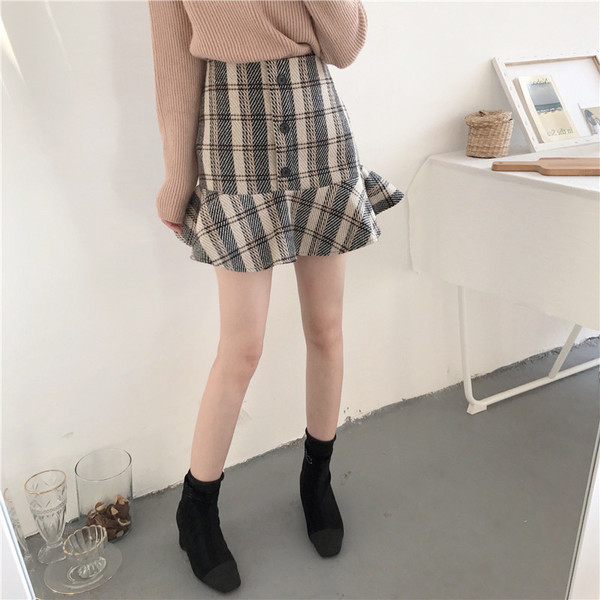 Rövid kockás szoknya magas derékkal és gombokkal