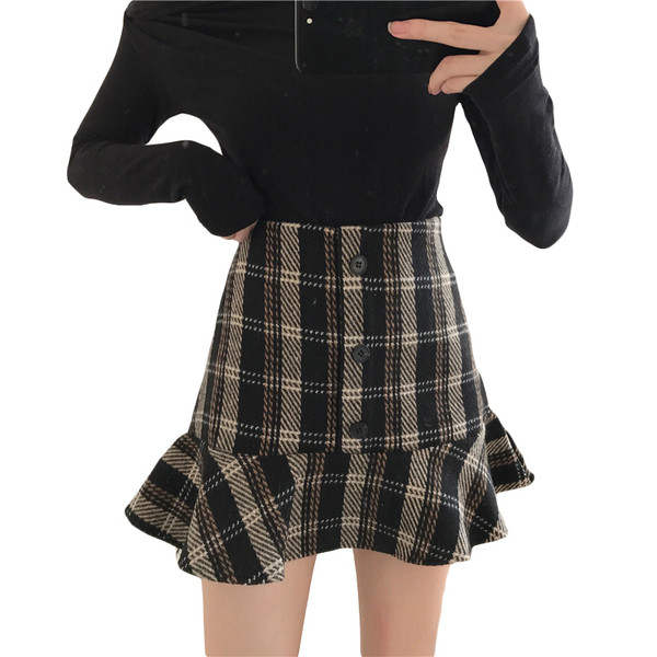 Rövid kockás szoknya magas derékkal és gombokkal