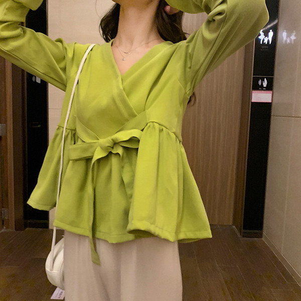 Bluza de dama moderna de culoare verde model lat cu decolteu spitz