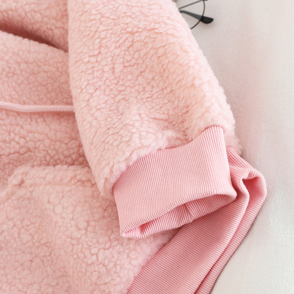 Női pehely pulóver kapucnival és zsebbel rózsaszín és fehér színben