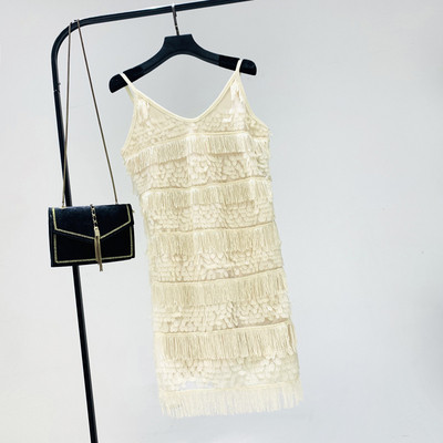 Κομψό γυναικείο φόρεμα με λεπτούς ιμάντες ώμου και λαιμόκοψη διπλού ντεκολτέ