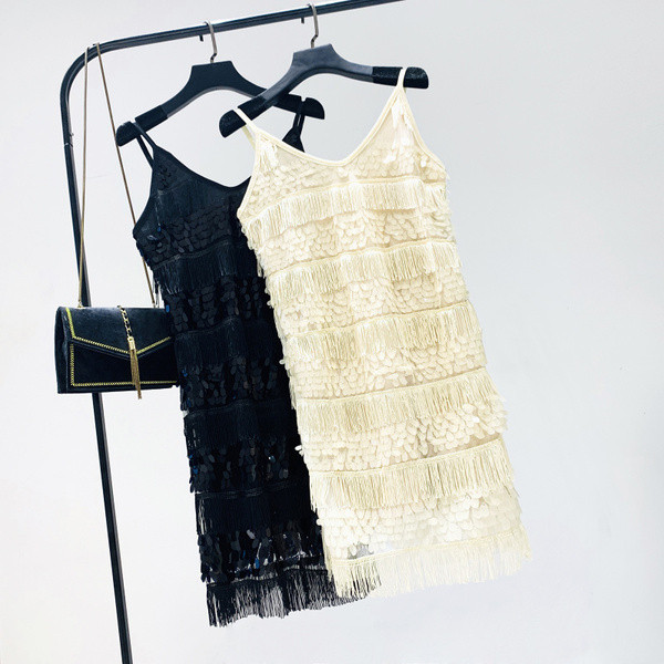 Κομψό γυναικείο φόρεμα με λεπτούς ιμάντες ώμου και λαιμόκοψη διπλού ντεκολτέ