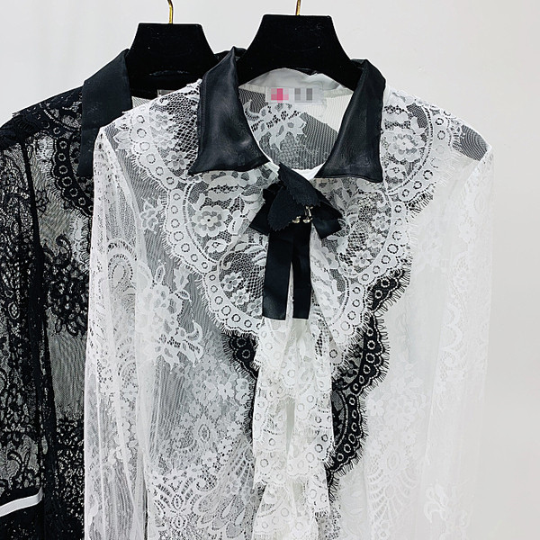 Cămașă modernă de damă din dantelă cu mâneci lotus în alb și negru