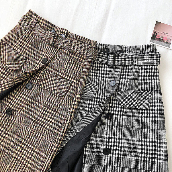 Kockás női szoknya két színben, zsebekkel és gombokkal