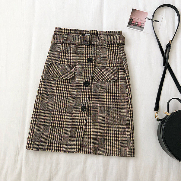 Kockás női szoknya két színben, zsebekkel és gombokkal