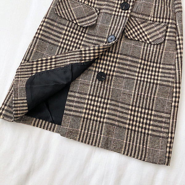 Kockás női szoknya két színben, zsebekkel és gombokkal