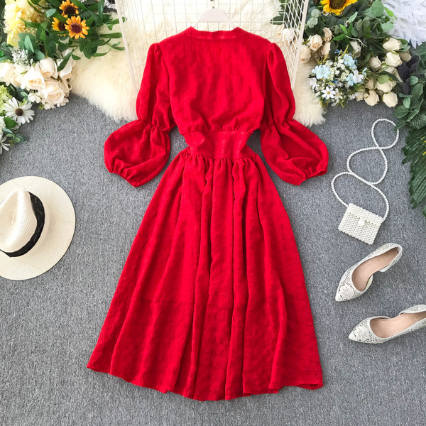 Modern női ruha V-nyakkal, piros színben