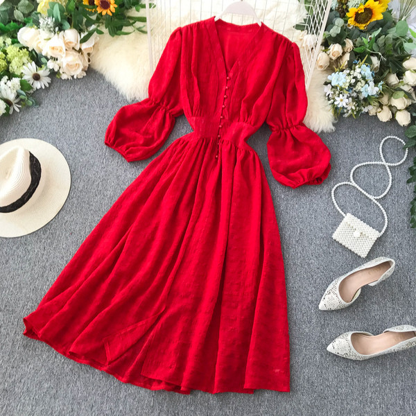 Modern női ruha V-nyakkal, piros színben