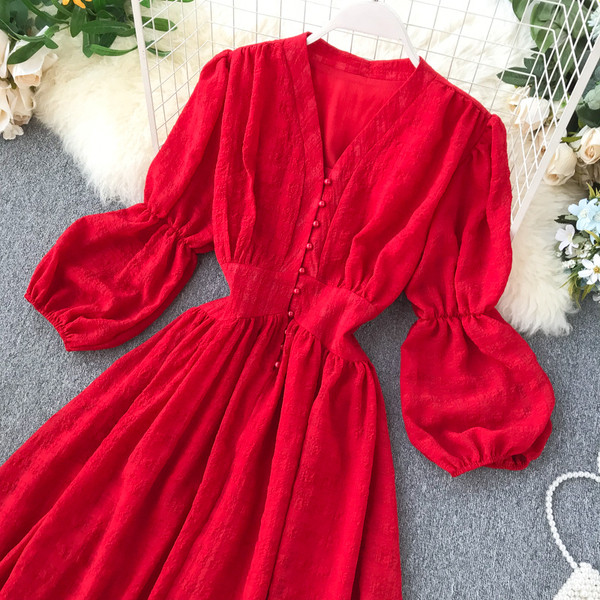 Modern női ruha V-nyakkal, piros színben