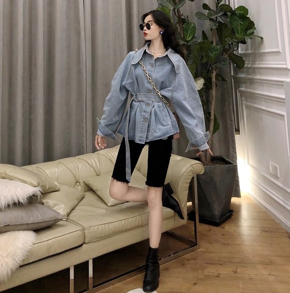 Jachetă de damă modernă din denim cu curea în albastru