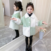 Új modell gyerekkabát lányoknak rózsaszín és zöld gombokkal