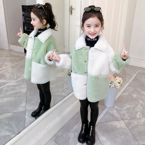 Új modell gyerekkabát lányoknak rózsaszín és zöld gombokkal