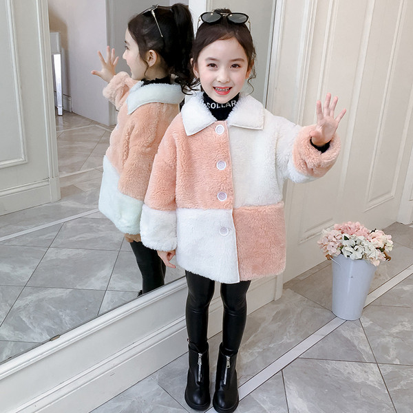 Új modell gyerekkabát lányoknak rózsaszín és zöld gombokkal